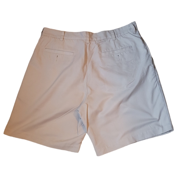 Izod mens front pleated zip/top button, front and back pocket shorts. - Picture 2 of 4